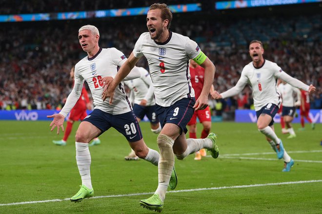 Harry Kane je matiral danskega vratarja Schmeichla po odbiti žogi po strelu z bele točke. FOTO: Laurence Griffiths/AFP