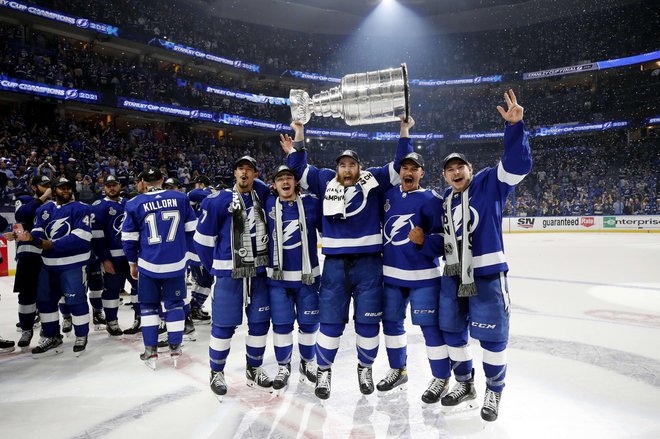 Hokejisti Tampe Bay so prepričljivo ubranili naslov prvakov v NHL, četudi so v peti finalni tekmi le z 1:0 premagali Montreal. FOTO: Bruce Bennett/AFP