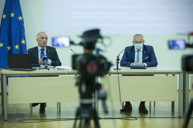 Aleš Hojs in Franc Kangler na novinarski konferenci o nadzoru nad izvajanjem policicijskih nalog in pooblastil v NPU. FOTO: Jure Eržen/Delo