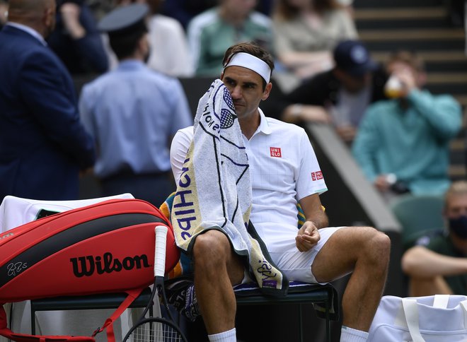 Roger Federer med obračunom s Hurkaczem. FOTO: Toby Melville/Reuters