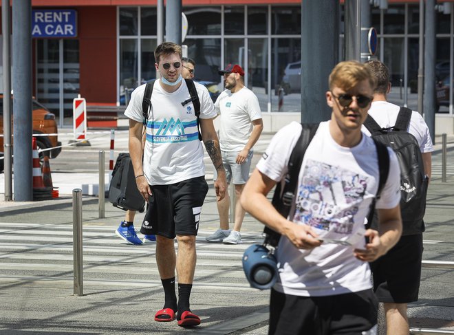 Po zmagovitem povratku v domovino slovenske košarkarje čakajo še zadnji treningi pred odhodom na Japonsko. FOTO: Jože Suhadolnik/Delo