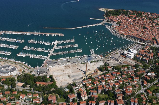 Območje nekdanjega Arga s prepoznavnim tovarniškim dimnikom je tik ob izolski marini. FOTO: Boris Šuligoj/Delo