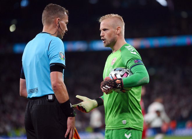 Pogovor Kasperja Schmeichla s pomočnikom glavnega delivca pravice Dannyja Makkelieja, ko je Nizozemec pokazal na belo piko. FOTO: Laurence Griffiths/Reuters