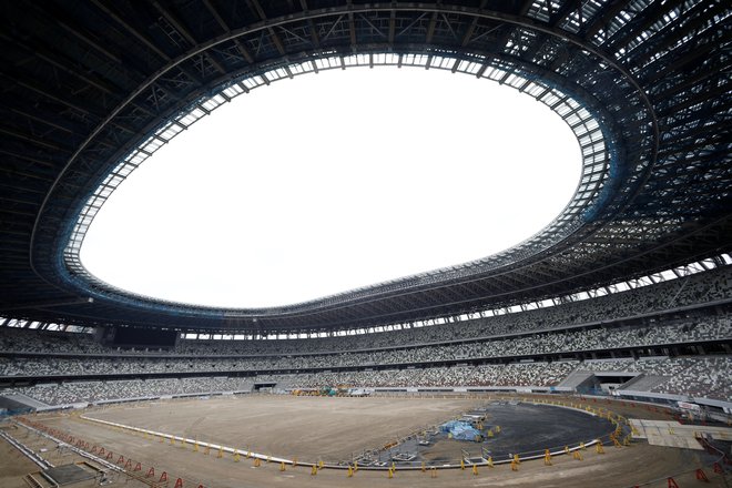 Olimpijski štadion v Tokiu je že lep čas dokončan. Fotografija je iz leta 2019, ko so potekala še zadnja gradbena dela. FOTO: Issei Kato/Reuters