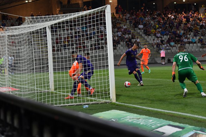 Takole se je Nino Žugelj imenitno znašel pred vrati Armencev in dosegel edini gol na premieri evropske sezone v Mariboru. FOTO: Marko Pigac/mp produkcija