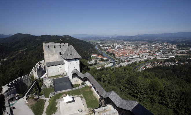 Stari grad je odprt vse dni v letu, poleg izjemne zgodovine pa ponuja tudi krasen razgled na mesto. FOTO: Blaž Samec