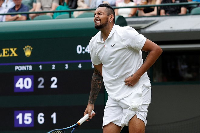 Nick Kyrios (na fotografiji) se je od Wimbledona poslovil s porazom v tretjem krogu, ko je bil zanj premočan Kanadčan Felix Auger-Aliassime. FOTO: Adrian Dennis/AFP