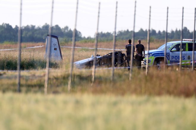 Policija na kraju strmoglavljenja. FOTO: Reuters