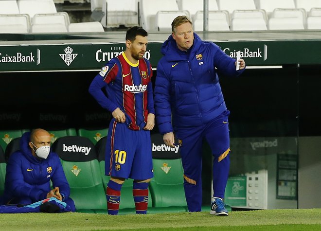 Koeman in Messi v pogovoru med obračunom z Betisom v Sevilli. FOTO: Marcelo Del Pozo/Reuters