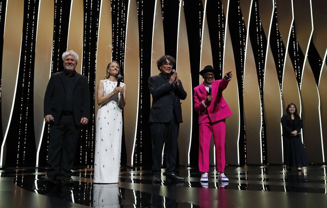 Odprtje letošnjega festivala v Cannesu; Jodie Foster v imenitni družbi s Pedrom Almodovarjem, Bong Joon-hojem in Spikeom Leejem.<br />
Foto Reuters