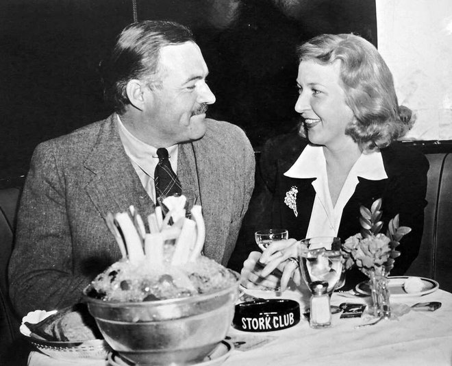 Ernest Hemingway in Martha Gellhorn v znamenitem newyorškem klubu Storck. FOTO: Fotodokumentacija Dela