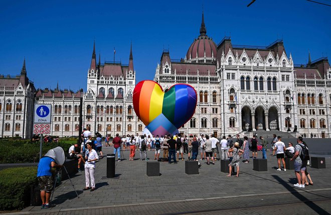 Nasprotniki novega zakona so na trgu pred madžarskim parlamentom v Budimpešti ta teden spustili v zrak veliko mavrično srce. Foto: Attila Kisbenedek/AFP