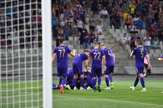 Pomlajeni Maribor je bil všečen in je v prvi tekmovalni tekmi sezone naletel na pozitiven odziv navijačev. FOTO: Marko Pigac/mp Produkcija