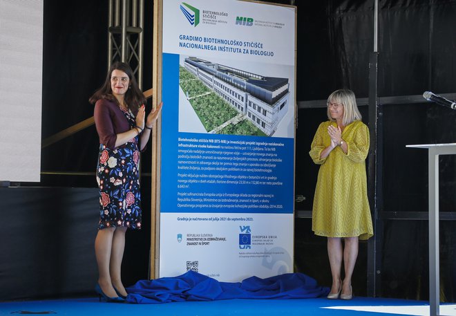 Ministrica Simona Kustec in direktorica NIB Maja Ravnikar poudarjata pomembnost nove infrastrukture za slovensko znanost. FOTO: Jože Suhadolnik/Delo
