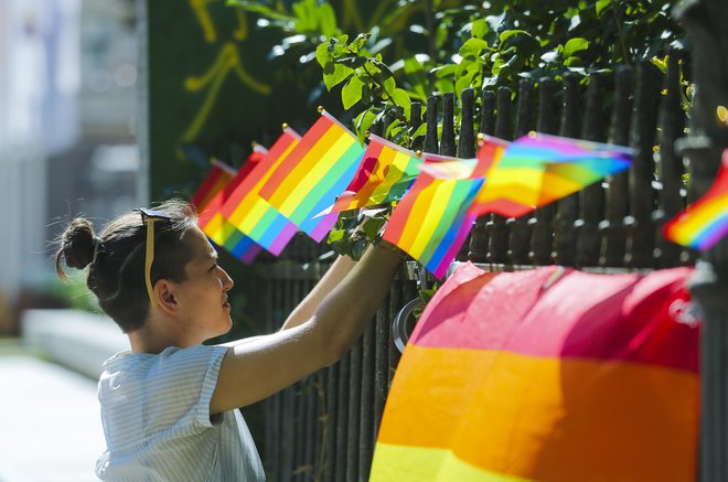 Protest v podporo pravicam skupnosti LGBT+ ob srečanju premiera Janeza Janše s predsedniki vlad višegrajske četverice. Foto: Jože Suhadolnik/Delo