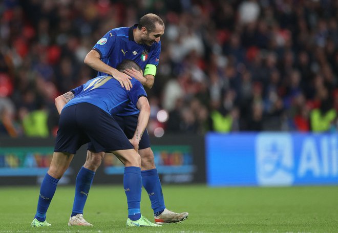 Giorgio Chiellini (zgoraj) in Leonardo Bonucci po koncu prvega dela podaljška proti Španiji. FOTO: Carl Recine/AFP