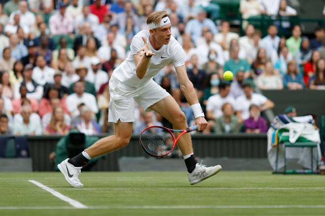 Denis Šapovalov je bil v Wimbledonu letos zelo zanesljiv, ustavil ga je šele v polfinalu prvi igralec sveta Novak Đoković. FOTO: Adrian Dennis/AFP