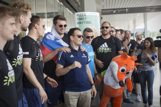 Slovenski košarkarji so se takole veselili ob prihodu v domovino, potem ko so zmagali na kvalifikacijskem turnirju za OI. FOTO: Jure Eržen/Delo
