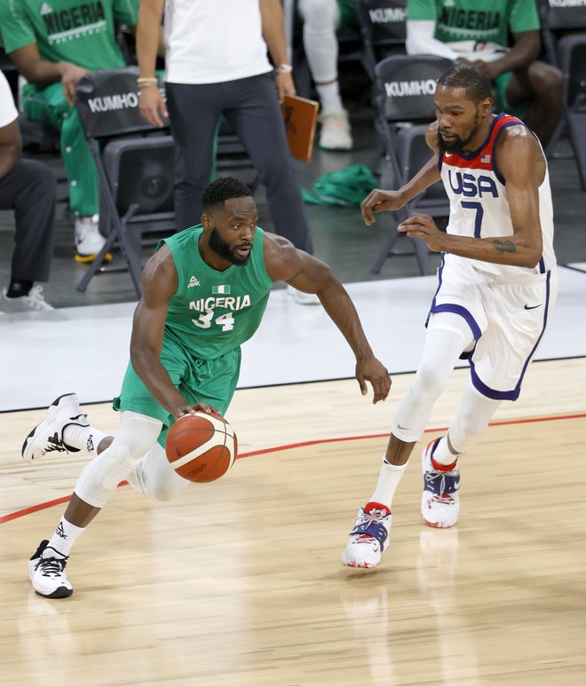 Nigerija je presenetila ZDA v pripravljalni tekmi za olimpijski turnir v Tokiu. Ike Nwamu (levo) je dosegel 13 točk, najučinkovitejši pri ZDA pa je bil Kevin Durant (desno) s 17 točkami. FOTO: Ethan Miller/AFP