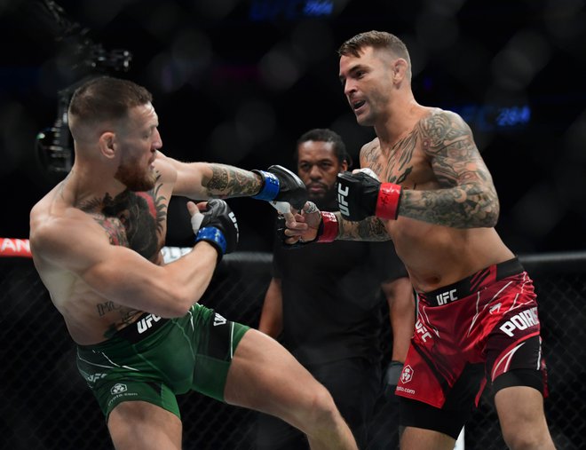 Spektakularna borba v UFC med Dustinom Poirierjem (desno) in Conorjem McGregorjem se je s z Irčevo poškodbo konačal že po slabih petih minutah. FOTO: Gary A. Vasquez/Usa Today Sports