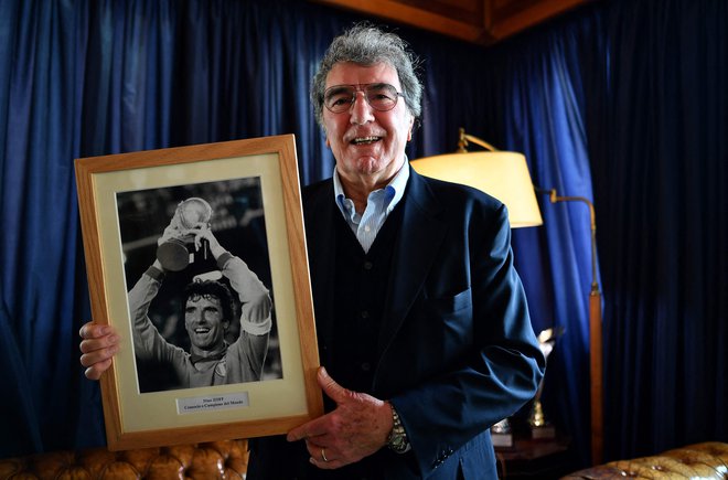 Legendarni vratar Dino Zoff je bil z Italijo prvak na euru 1968 in na mundialu 1982. Kot selektor italijanske izbrane vrste pa je izgubil finale eura 2000 po zaslugi zlatega gola francoskega napadalca Davida Trezegueta v Rotterdamu. FOTO: Alberto Pizzoli/AFP