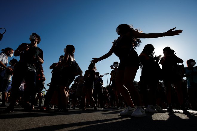 Maturanstki izlet na španske plaže se je izkazal za veliko tveganje. FOTO: Albert Gea/Reuters