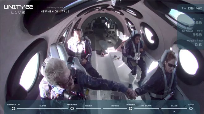 Milijarder Richard Branson v kabini vesoljskega letala. FOTO: Virgin Galactic/Reuters