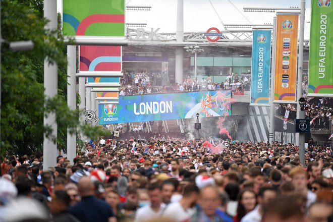 Okrog Wembleyja je bilo spektakularno že veliko pred začetkom finala. FOTO: Daniel Leal-olivas/AFP