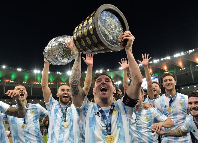 Kapetan Lionel Messi in reprezentančni soigralci so le osvojili lovoriko. Najprej Južna Amerika in nato svet? Foto Carl De Souza/AFP