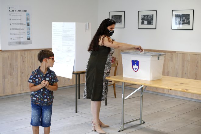 Mladi opazovalec referendunskega glasovanja v Ravenski vasi. FOTO: Matej Družnik