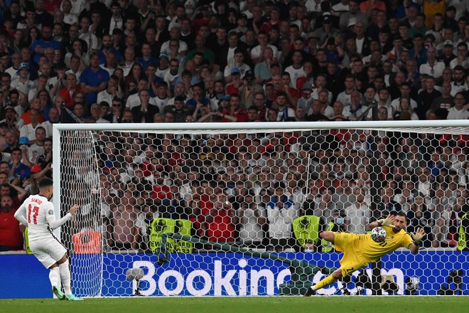 Takole je vratar Gianluigi Donnarumma ustavil Jadona Sancha. FOTO: Paul Ellis/AFP