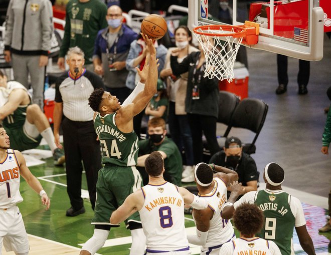 Giannis Antetokounmpo je postal prvi košarkar po LeBronu Jamesu in letu 2016, ki je na dveh zaporednih tekmah velikega finala dosegel več kot 40 točk. FOTO: Jeff Hanisch/Usa Today Sports