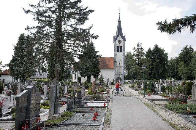 Pokopaliiška cerkev sv. Simona in Jude je zavarovana kot stavbna dediščina. FOTO: Blaž Samec/Delo