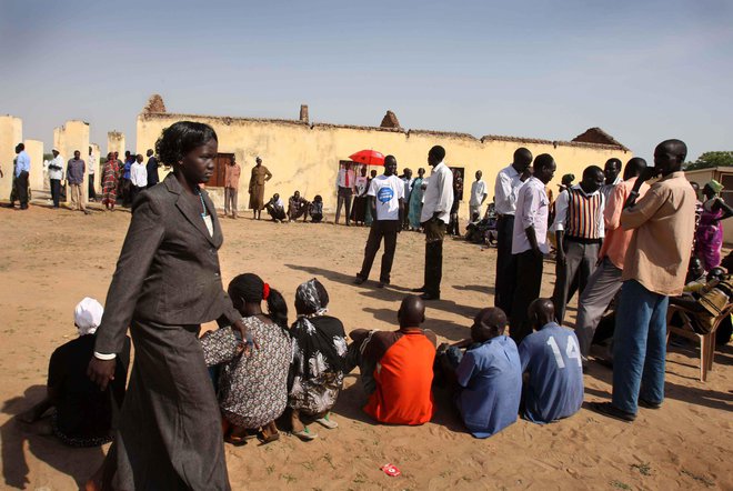 Vrsta pred enim od volišč v času referenduma leta 2011, na katerem so prebivalci Južnega Sudana s plebiscitarno večino podprli ustanovitev lastne države. Foto: Jure Eržen/Delo