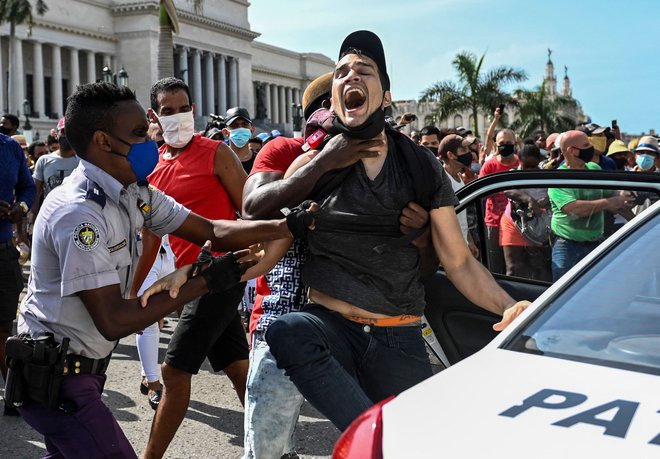 Policija je v nedeljo aretirala več udeležencev množičnih protestov proti vladi Miguela Díaz-Canela, kakršnih na Kubi ne pomnijo. Foto: Yamil Lage/Afp
