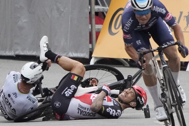 Peter Sagan, levo, se je poškodoval ob padcu v sprintu 3. etape letošnjega Toura. FOTO: Christophe Ena/AFP