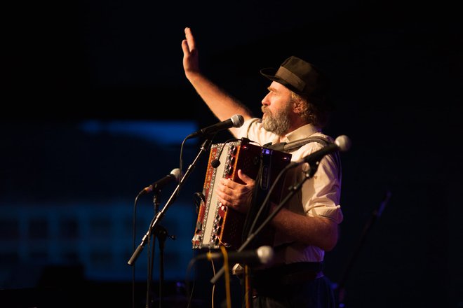 Pesem Janeza Ramoveša <em>Ajdovo zrno. Vrnitev nazaj </em>je na dogodku ob harmoniki interpretiral Janez Škof. FOTO: Matej Pušnik