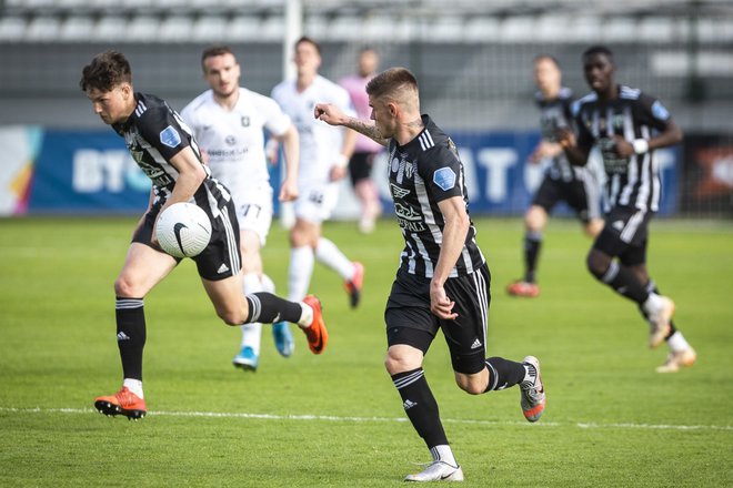 Soboški nogometaši branijo prednost iz Skopja, kjer sta bila režiserja zmage z 1:0 Kai Cipot (levo) in Luka Bobičanec. FOTO: Jure Banfi/Sobotainfo