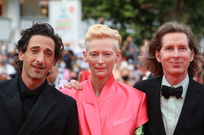 Zvezdniki filma <em>Francoska depeša</em>: Adrien Brody, Tilda Swinton in režiser Wes Anderson. Foto Valery Hache/AFP