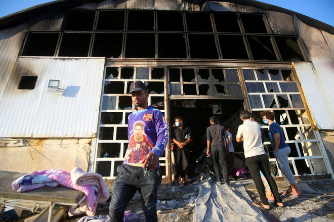 Žrtve so umrle zaradi opeklin, še naprej pa iščejo morebitne preživele, saj bi lahko kdo še ostal ujet v stavbi. FOTO: Essam Al-sudani/Reuters