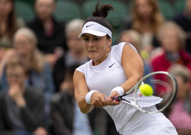 Bianca Andreescu (na fotografiji) med nastopom v prvem kolu Wimbledona. FOTO: Simon Bruty/AFP