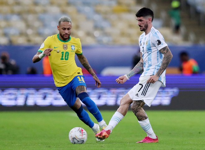 De Paul (desno) ob Neymarju med finalno tekmo južnoameriškega prvenstva na štadionu Maracana. Zmago Argentini in prvi naslov po letu 1993 je prinesel Angel Di Maria. FOTO: Amanda Perobelli/Reuters