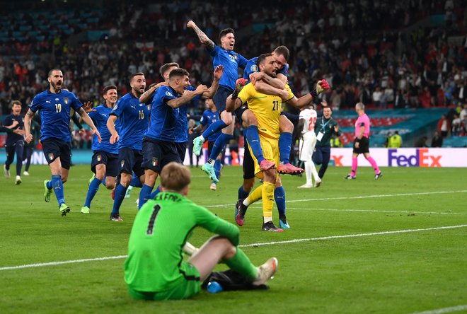 Donnarumma (v rumenem dresu) je začel slaviti šele takrat, ko je videl, da proti njemu tečejo soigralci. FOTO: Laurence Griffiths/Reuters