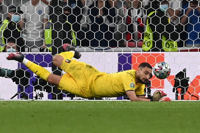 Junak azzurrov Gianluigi Donnarumma je v idelani enajsterici eura. FOTO: Paul Ellis/AFP