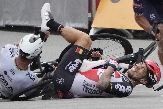 Peter Sagan, levo, je zaradi padca na Touru in posledične operacije ostal brez olimpijskih iger. FOTO: Christophe Ena/AFP