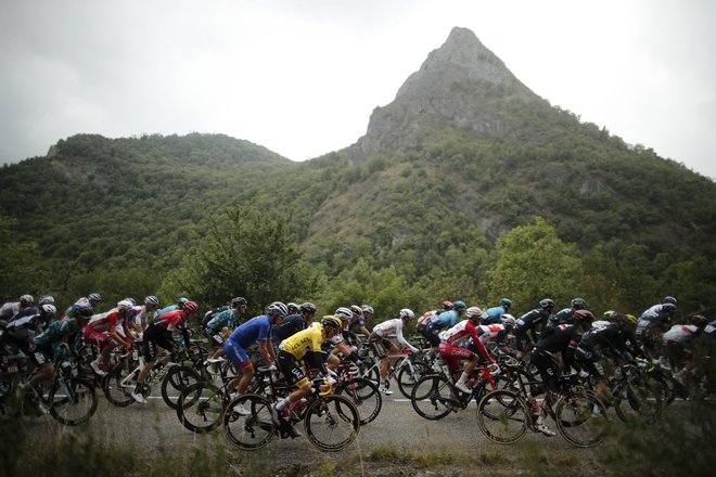 Dež in mraz spremljata 16. etapo. FOTO: Benoit Tessier Reuters