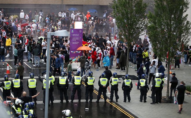 Posredovanje policije pred štadionom Wembley. FOTO: Peter Cziborra/Reuters