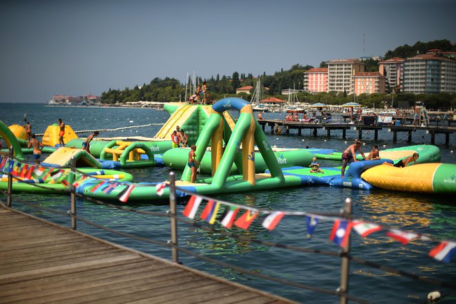 Zabaviščni vodni park ob portoroški plaži. FOTO: Jure Eržen/Delo