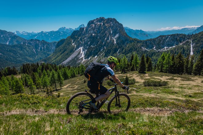 V Mokrinah so se že pred leti bolj usmerili tudi v poletno turistično ponudbo, katere pomemben sestavni del je kolesarjenje. FOTO: Mitja Felc/Delo