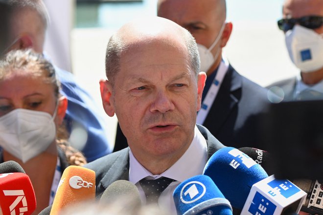 Kanclerski kandidat SPD Olaf Scholz je pred časom javnost razburil z izjavo, da se sam ne prišteva med bogate, kljub visokim letnim dohodkom. Foto Andreas Solaro/Afp